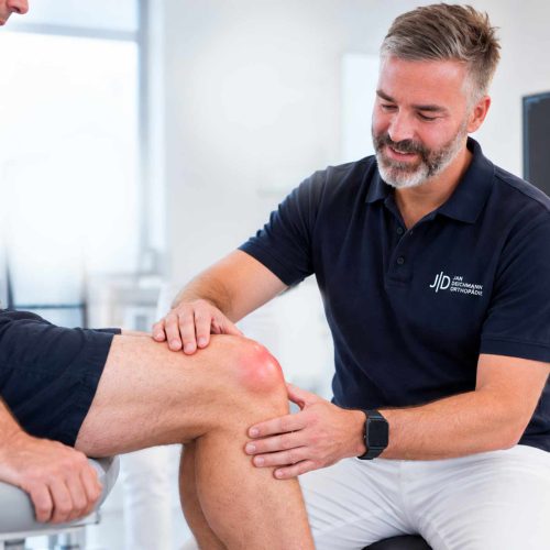 Orthopädische Untersuchung bei Schleimbeutelentzündung im Knie bei Jan Deichmann in Hamburg
